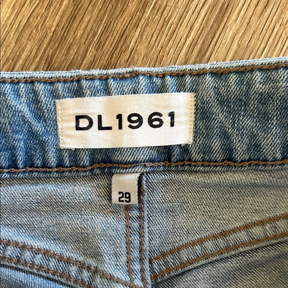 DL1961 Women's Light Blue Cropped Jeans - Picture 4 of 9